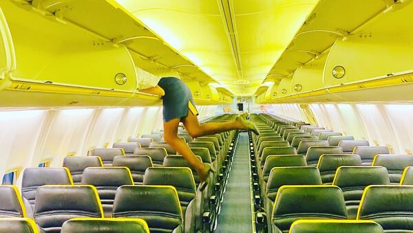 意大利空姐鑽進行李架的照片驚呆網友 - 俄羅斯衛星通訊社
