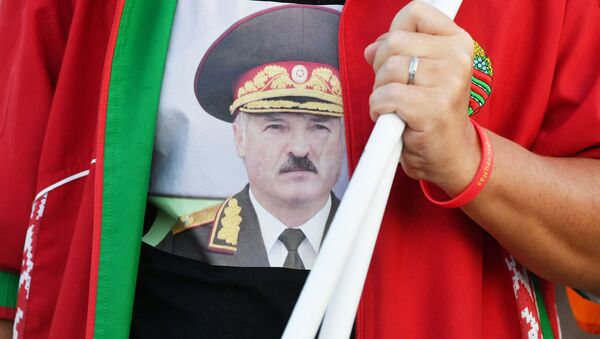 Портрет президента Белоруссии Александра Лукашенко на футболке участницы акции в поддержку действующей власти в Минске - 俄羅斯衛星通訊社