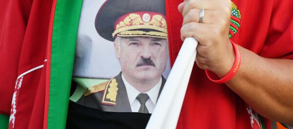 Портрет президента Белоруссии Александра Лукашенко на футболке участницы акции в поддержку действующей власти в Минске - 俄罗斯卫星通讯社