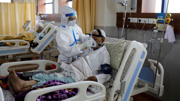 Медработник с больным коронавирусом пациентом в больнице в Индии  - 俄羅斯衛星通訊社
