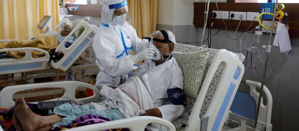 Медработник с больным коронавирусом пациентом в больнице в Индии Медработник с больным коронавирусом пациентом в больнице в Индии - 俄罗斯卫星通讯社