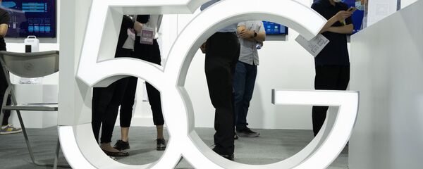 Посетители в медицинских масках на фоне знака 5G на китайской международной выставке высоких технологий в Пекине Посетители в медицинских масках на фоне знака 5G на китайской международной выставке высоких технологий в Пекине - 俄罗斯卫星通讯社