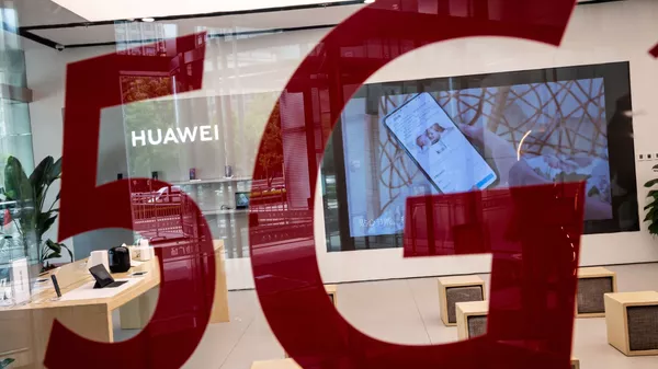Наклейка 5G на витрине магазина компании Huawei в Пекине, Китай - 俄羅斯衛星通訊社