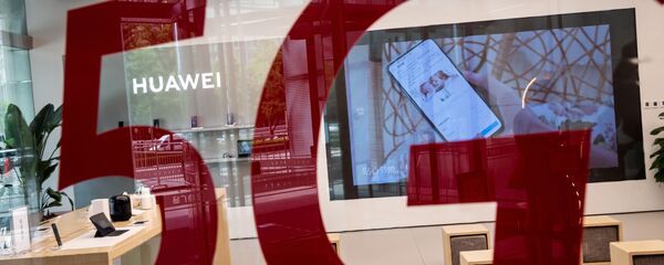 Наклейка 5G на витрине магазина компании Huawei в Пекине, Китай - 俄罗斯卫星通讯社