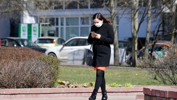 Девушка со смартфоном в руках - 俄罗斯卫星通讯社