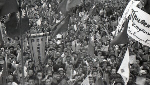 Август 1945 г. Жители Харбина приветствуют вступление в город советских войск.  - 俄羅斯衛星通訊社