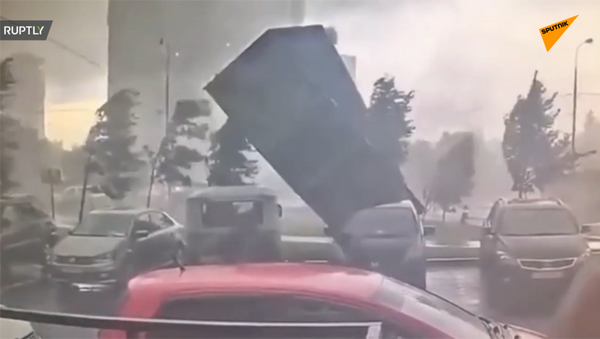 莫斯科一金屬集裝箱被大風掀飛 - 俄羅斯衛星通訊社