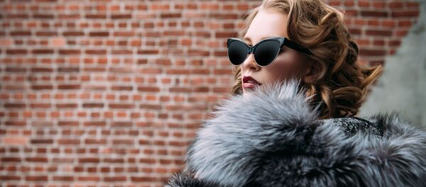 Молодая женщина в солнечных очках и меховой шубе Молодая женщина в солнечных очках и меховой шубе - 俄罗斯卫星通讯社