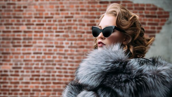 Молодая женщина в солнечных очках и меховой шубе - 俄罗斯卫星通讯社