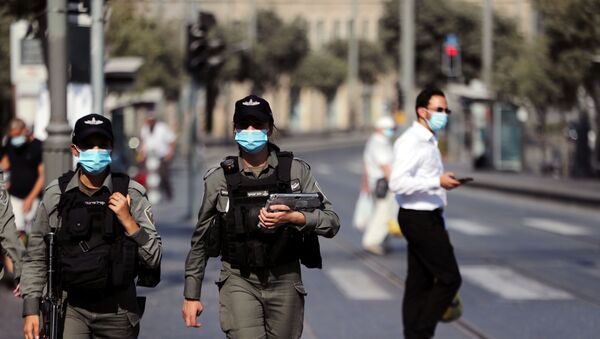 Израильские полицейские в медицинских масках патрулируют главный рынок в Иерусалиме - 俄羅斯衛星通訊社