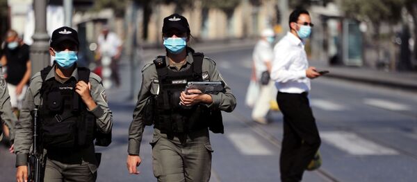 Израильские полицейские в медицинских масках патрулируют главный рынок в Иерусалиме Израильские полицейские в медицинских масках патрулируют главный рынок в Иерусалиме - 俄羅斯衛星通訊社