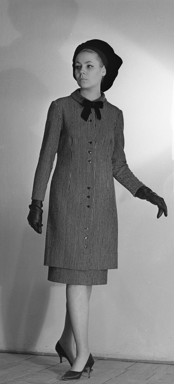 Манекенщица общесоюзного дома моделей в наряде из коллекции осень-зима 1965 года  - 俄罗斯卫星通讯社