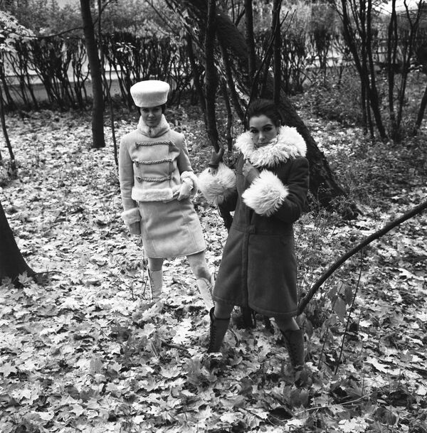 Демонстрация моделей верхней женской одежды сезона осень-зима 1968 года - 俄罗斯卫星通讯社