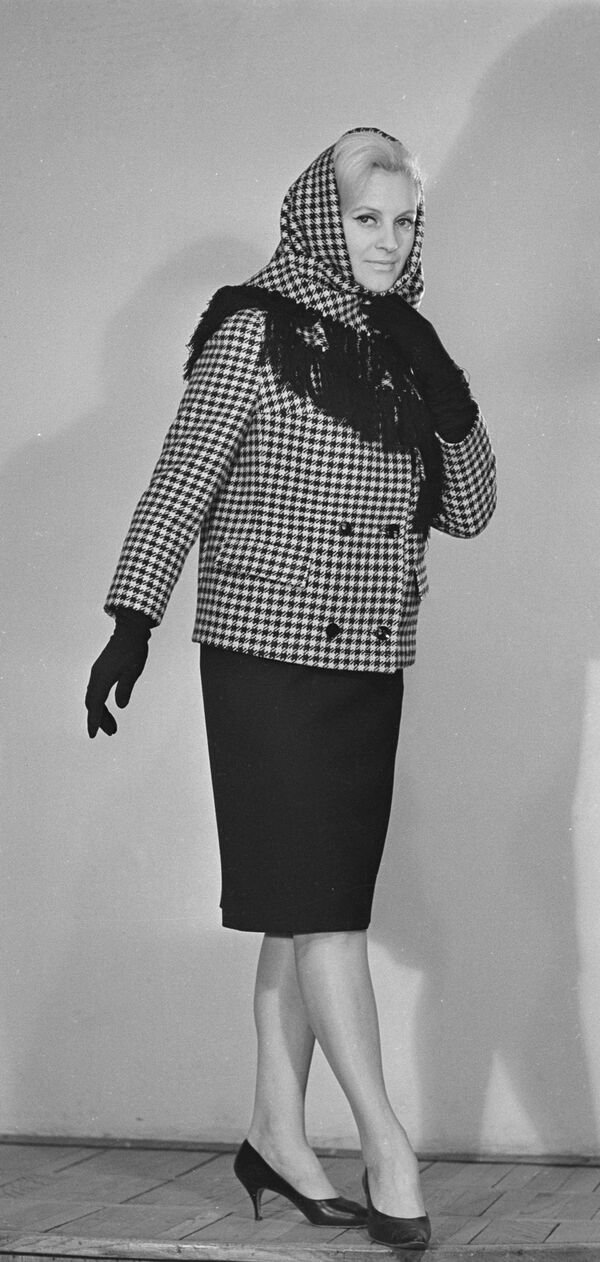 Манекенщица Общесоюзного дома моделей в жакете и палантине из коллекции весна-осень 1965 года - 俄罗斯卫星通讯社