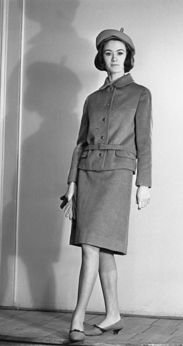Манекенщица Общесоюзного дома моделей в наряде из коллекции осень-зима 1965 года - 俄罗斯卫星通讯社