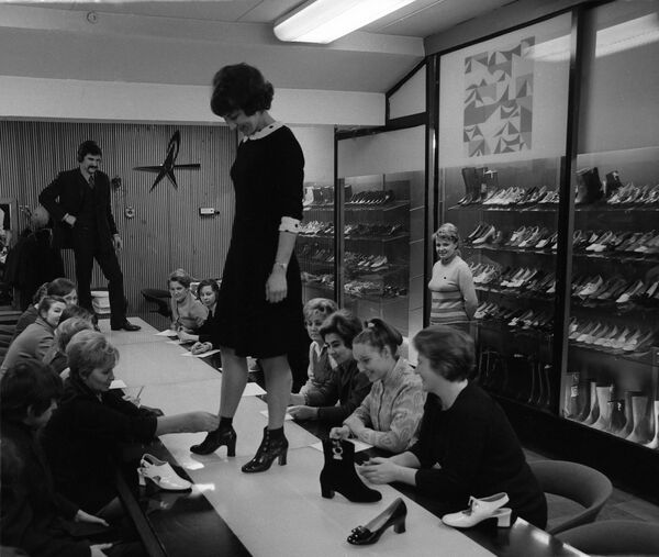 Демонстрация новой осенне-зимней коллекции московской обувной фабрики Парижская коммуна, 1972 год - 俄罗斯卫星通讯社