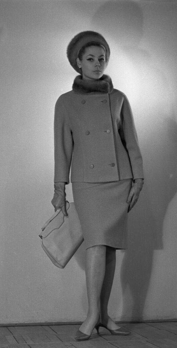 Манекенщица Общесоюзного дома моделей в пальто из коллекции осень-зима 1965 года - 俄罗斯卫星通讯社
