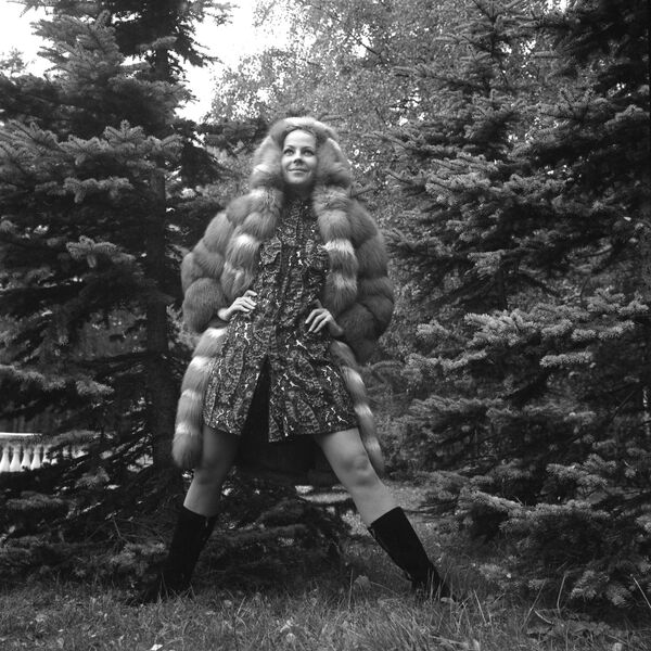 Манекенщица Общесоюзного дома моделей в шубе из рыжей лисы коллекции осень-зима 1965 года - 俄罗斯卫星通讯社
