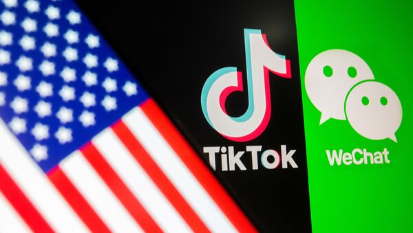 Логотипы TikTok и WeChat на фоне флага США - 俄罗斯卫星通讯社