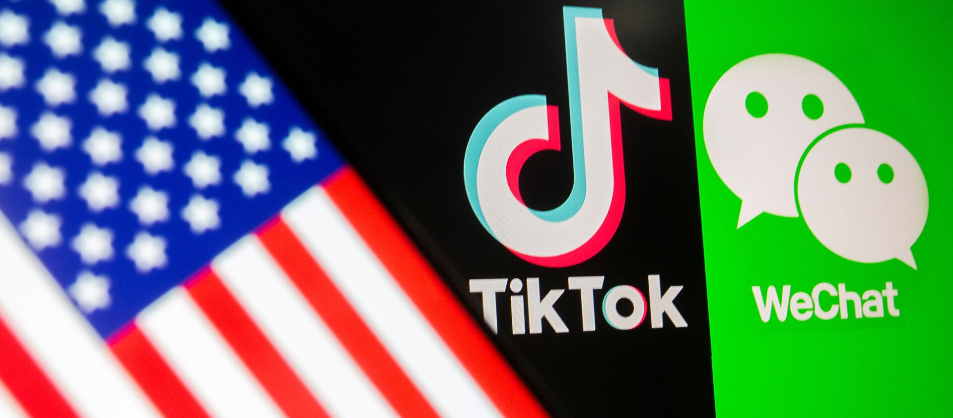 Логотипы TikTok и WeChat на фоне флага США - 俄罗斯卫星通讯社, 1920, 09.06.2021