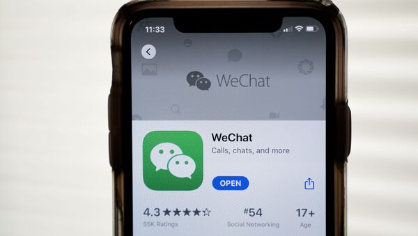 Лого приложения WeChat в  App Store на экране смартфона.  - 俄羅斯衛星通訊社