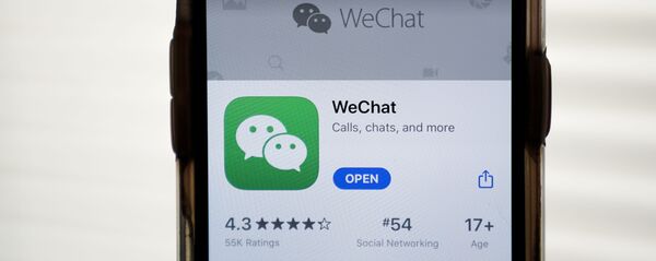 Лого приложения WeChat в  App Store на экране смартфона.  - 俄罗斯卫星通讯社