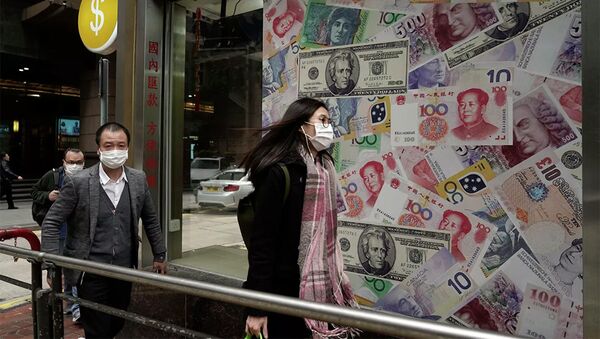 Люди в защитных масках проходят мимо пункта обмена валют в Гонконге - 俄罗斯卫星通讯社