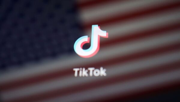 Лого TikTok на фоне американского флага - 俄罗斯卫星通讯社