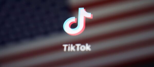 Лого TikTok на фоне американского флага - 俄罗斯卫星通讯社