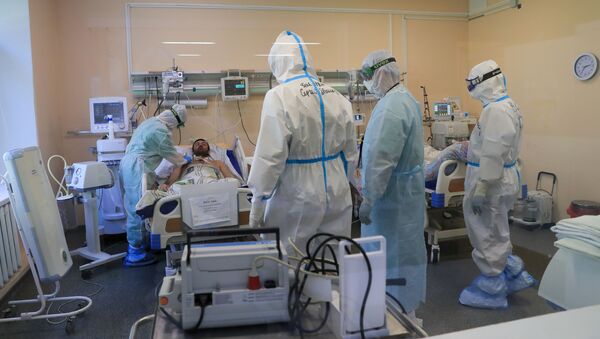 Медицинские сотрудники во время обхода пациентов в стационаре для больных с коронавирусной инфекцией  - 俄罗斯卫星通讯社