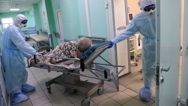 Медицинские сотрудники сопровождают пациента на компьютерную томографию (КТ) легких - 俄罗斯卫星通讯社