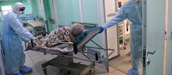 Медицинские сотрудники сопровождают пациента на компьютерную томографию (КТ) легких Медицинские сотрудники сопровождают пациента на компьютерную томографию (КТ) легких - 俄罗斯卫星通讯社