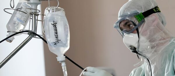 Медицинский сотрудник устанавливает капельницу в стационаре для больных с коронавирусной инфекцией Медицинский сотрудник устанавливает капельницу в стационаре для больных с коронавирусной инфекцией - 俄罗斯卫星通讯社