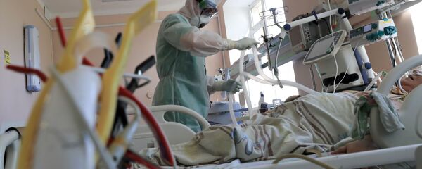 Медицинский сотрудник устанавливает капельницу в стационаре для больных с коронавирусной инфекцией - 俄羅斯衛星通訊社