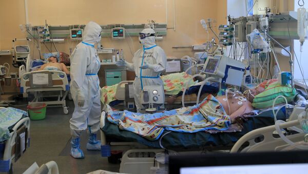 Медицинские работники в палате стационара для больных с коронавирусной инфекцией - 俄罗斯卫星通讯社