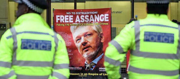 Офицеры полиции перед плакатом с фотографией Джулиана Ассанжа возле Вестминстерского мирового суда в Лондоне Офицеры полиции перед плакатом с фотографией Джулиана Ассанжа возле Вестминстерского мирового суда в Лондоне - 俄罗斯卫星通讯社