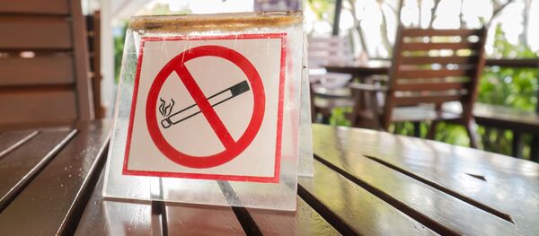 Запрещающий курение знак на уличной веранде кафе  - 俄罗斯卫星通讯社