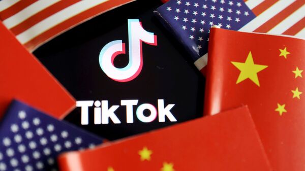 Логотип TikTok на фоне флагов США и Китая - 俄羅斯衛星通訊社