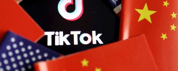 Логотип TikTok на фоне флагов США и Китая Логотип TikTok на фоне флагов США и Китая - 俄罗斯卫星通讯社