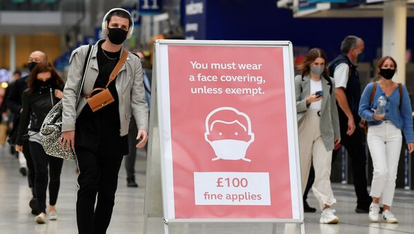 Пассажиры в масках на станции Ватерлоо в Лондоне - 俄罗斯卫星通讯社