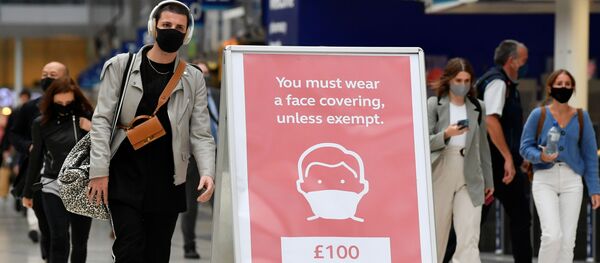 Пассажиры в масках на станции Ватерлоо в Лондоне - 俄羅斯衛星通訊社