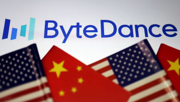 Логотип ByteDance на фоне китайского и американского флагов - 俄罗斯卫星通讯社
