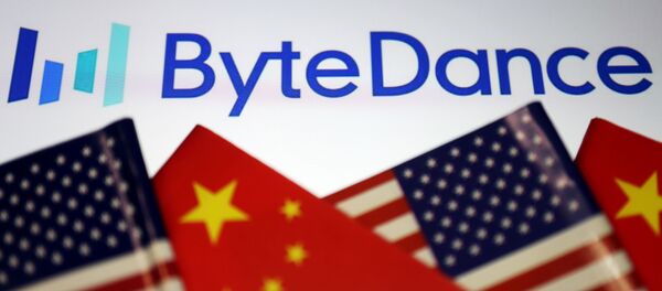 Логотип ByteDance на фоне китайского и американского флагов Логотип ByteDance на фоне китайского и американского флагов - 俄羅斯衛星通訊社