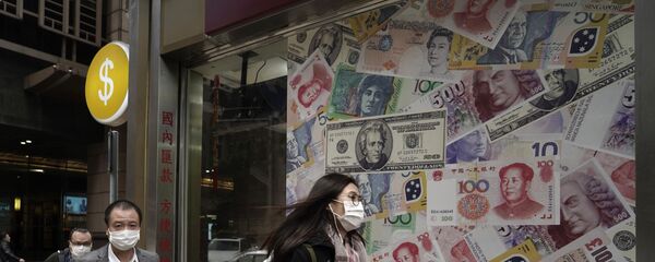 Люди в защитных масках проходят мимо пункта обмена валют в Гонконге, Китай - 俄羅斯衛星通訊社