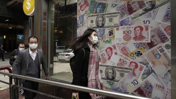 Люди в защитных масках проходят мимо пункта обмена валют в Гонконге, Китай - 俄罗斯卫星通讯社