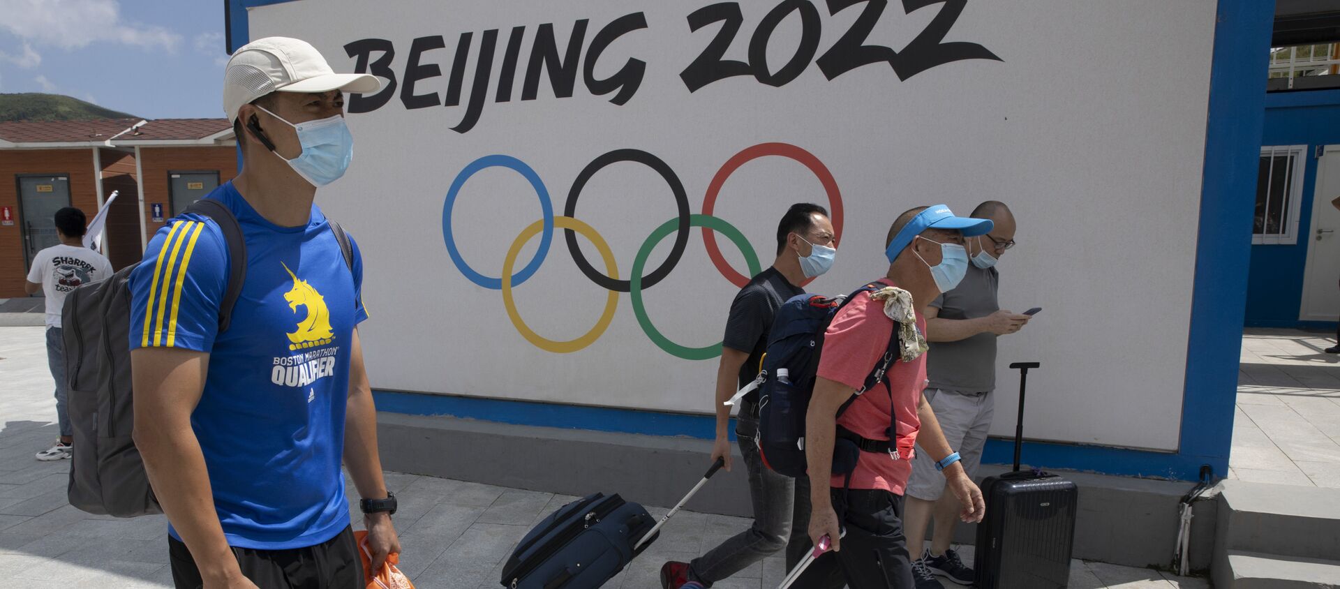 Туристы на фоне логотипа Олимпийских игр в Пекине 2022 - 俄羅斯衛星通訊社, 1920, 28.01.2021
