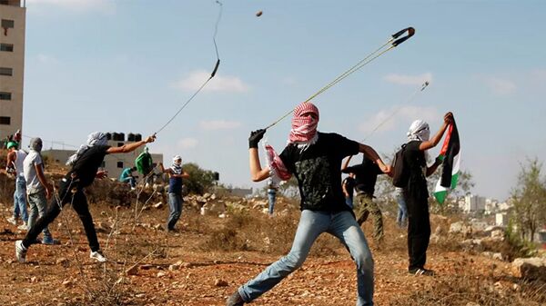 巴勒斯坦人向以军投掷石头 - 俄罗斯卫星通讯社