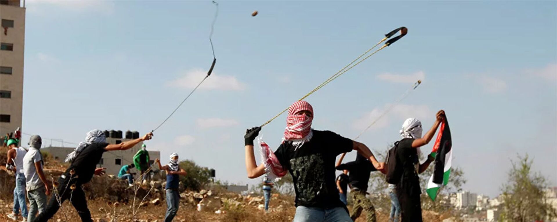 Палестинцы бросают камни во время столкновений с израильскими солдатами в 13-ю годовщину второй палестинской интифады. - 俄罗斯卫星通讯社, 1920, 25.03.2021