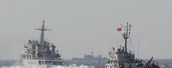 Корабли береговой охраны Вьетнама и Китая рядом с местом расположения китайской буровой нефтяной вышки в Южно-Китайском море - 俄罗斯卫星通讯社