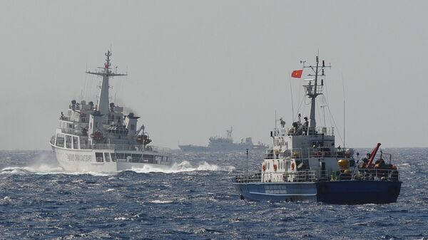 Корабли береговой охраны Вьетнама и Китая рядом с местом расположения китайской буровой нефтяной вышки в Южно-Китайском море - 俄罗斯卫星通讯社